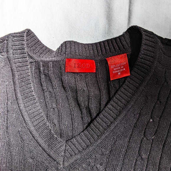 IZOD V-Neck sweater. Black, ribbed. Men's medium. - Picture 2 of 8